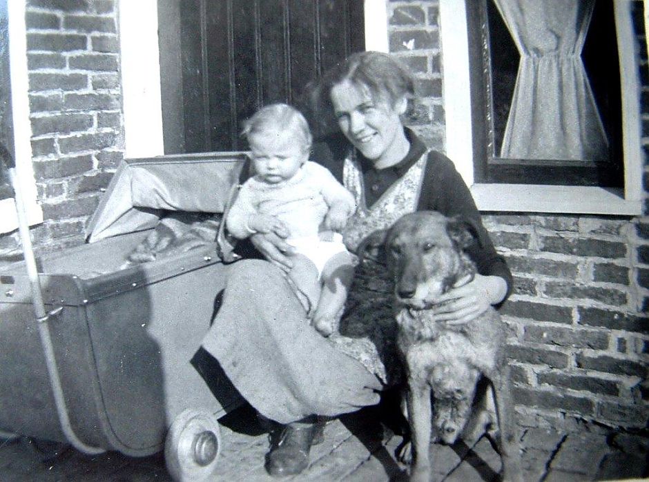 <p>Trijntje Boven-Meijerhof (1921-1995) met haar oudste zoon Jan en herdershond, ca 1945.</p>
