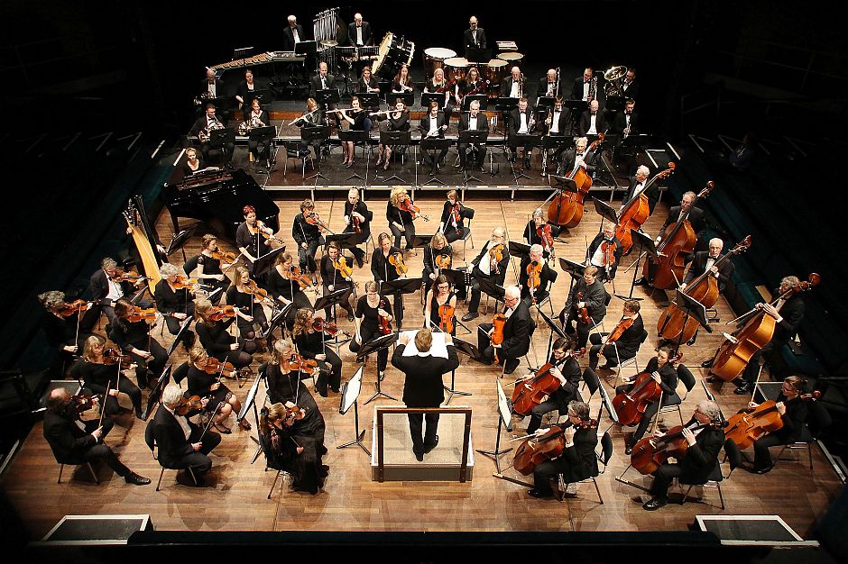 <p>Het Veenkoloniaal Symfonieorkest aan het werk. &ndash; Foto: Henk Drenth</p>
