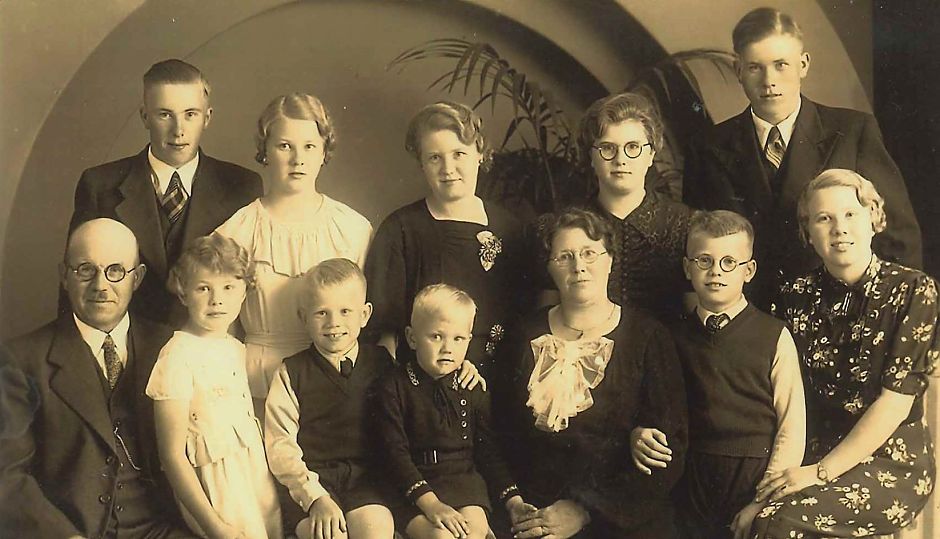 Harm Klaas (1917), Annette Engelina (1920), Jantina Jaapkina (1913), Engelina Remke (1923), Roelof Harm (1918), Vader Harm (1886), Alida Geziena (1929), Roel (1930), Remko Engelhard (1933),  Moeder Geesje (1884), Klaas (1927), Jaapkina Jantina (1914)