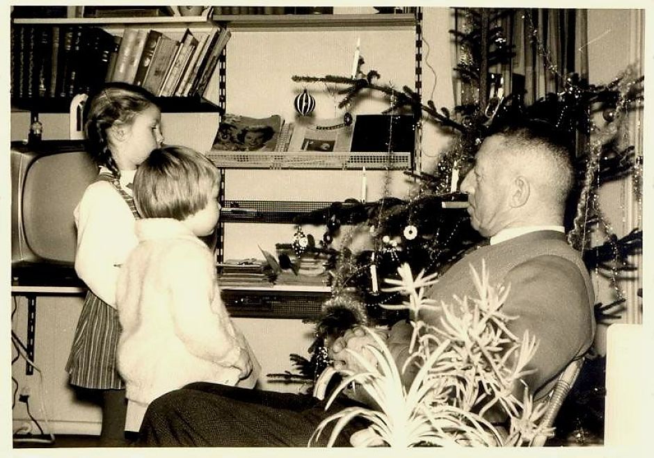 <p>Een gezin bij de kerstboom, jaren zestig. - Bron onbekend</p>
