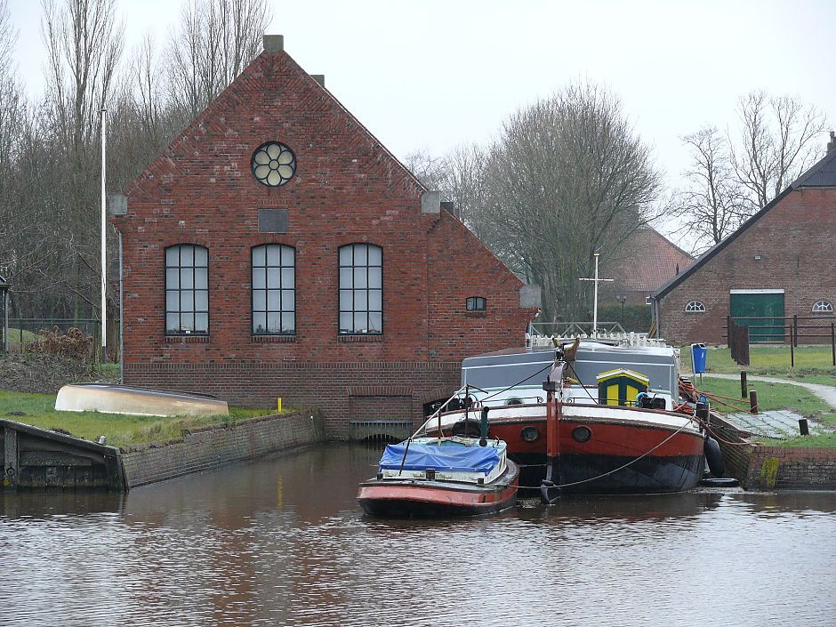 <p>Een beeld uit de verleden tijd: De Volharding ligt met opduwertje bij museum-gemaal De Hoogte in Nieuwolda. &ndash; Foto: Cees Stolk</p>
