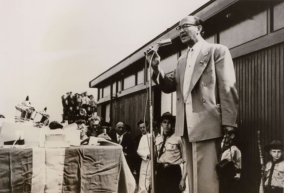 <p>Dokter Que spreekt het publiek toe tijdens de eerste vlaggetjesdag, in 1959. &ndash; Foto: Stichting Vlaggetjesdag Zoutkamp.</p>
