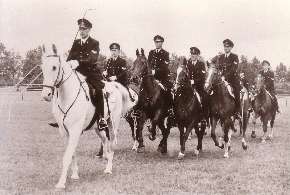 <p>Commandant Van Handel van de bereden politie op de schimmel Winston. - Foto: archief J.Kuipers</p>
