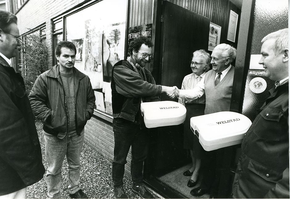 <p>Welstad neemt nieuwe warme maaltijdcassettes in gebruik, die hier aan enkele cli&euml;nten worden uitgereikt. - Foto:&nbsp;Streekhistorisch Centrum Stadskanaal</p>
