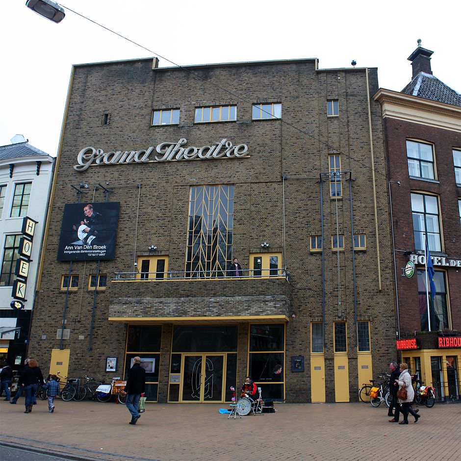 <p>De gevel van het Grand Theatre in 2010. - Foto: Wikimedia Commons, ZanderZ</p>
