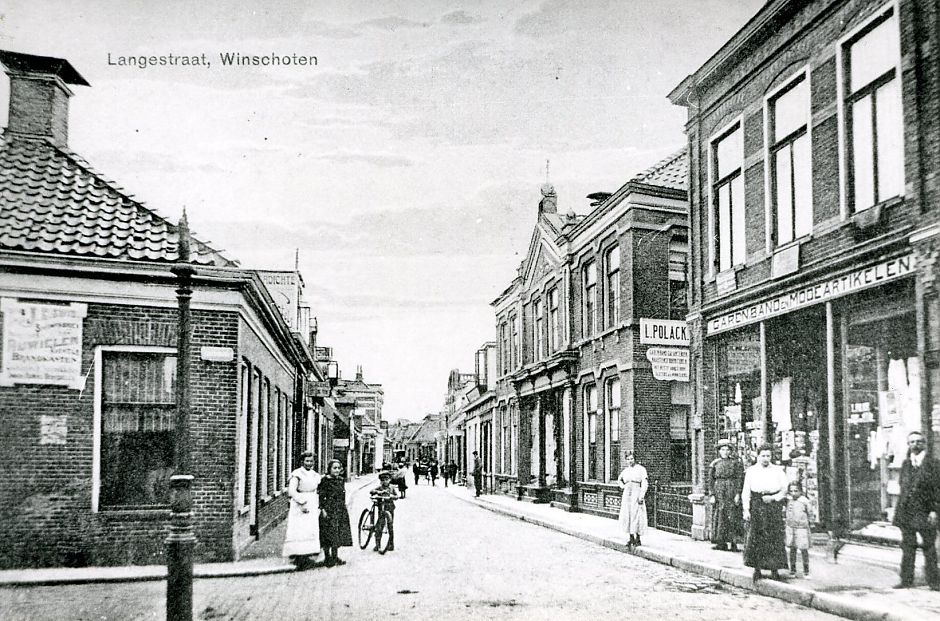 <p>De Langestraat in Winschoten met rechts de winkel van Polak voor garen, band en modeartikelen. Foto Streekhistorisch Centrum Stadskanaal</p>
