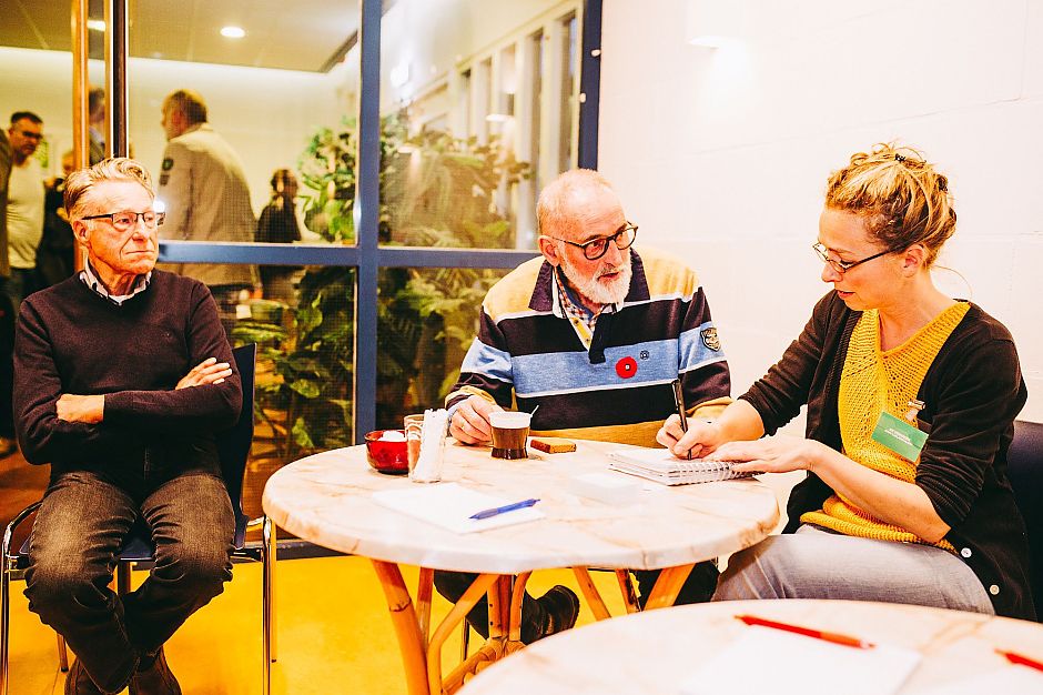 <p>Bene Jonker (midden) vertelt. Jan Kuipers (links) luistert. - Foto: Stella Dekker, De Verhalen van Groningen</p>

