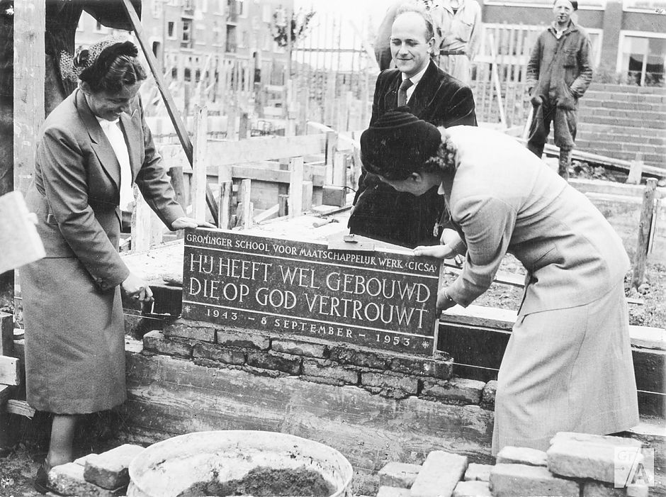 <p>Directrice Marie Kamphuis en medewerkster Annie Mettau van het CICSA leggen de eerste steen voor de nieuwbouw &#39;Groninger School voor Maatschappelijk Werk&#39;. Foto Fotobedrijf Piet Boonstra, Groninger Archieven</p>
