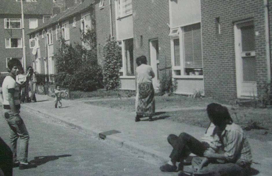 <p>De &#39;Molukse wijk&#39; van Foxhol was twee straten groot: de Roerdompstraat (foto) en de Gerrit Imbosstraat. &ndash; Foto: fam. Mataheru, uit <em>Tussen belofte en teleurstelling bloeide een nieuw bestaan</em></p>

