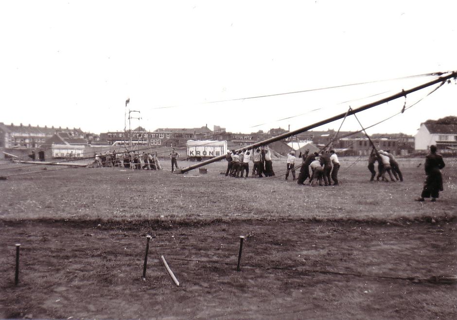 <p>De opbouw van de grote tent:&nbsp;de masten worden opgezet op het Engelse Kamp. - Foto: J.Woldhuis</p>
