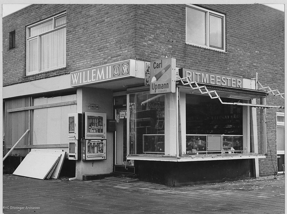 Stormschade aan een sigarenmagazijn aan de Paterswoldseweg, november 1972. - Foto: Persfotobureau D. van der Veen, www.beeldbankgroningen.nl (1785-9386)