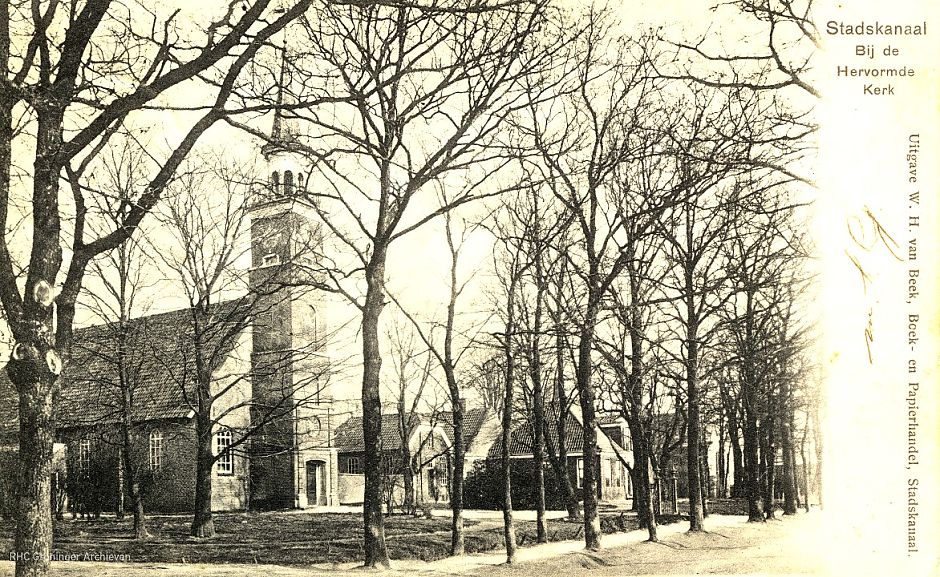 <p>De Semsstraatkerk rond 1900, met bruggetje en toegangshek. &ndash; Foto: collectie Groninger Archieven</p>
