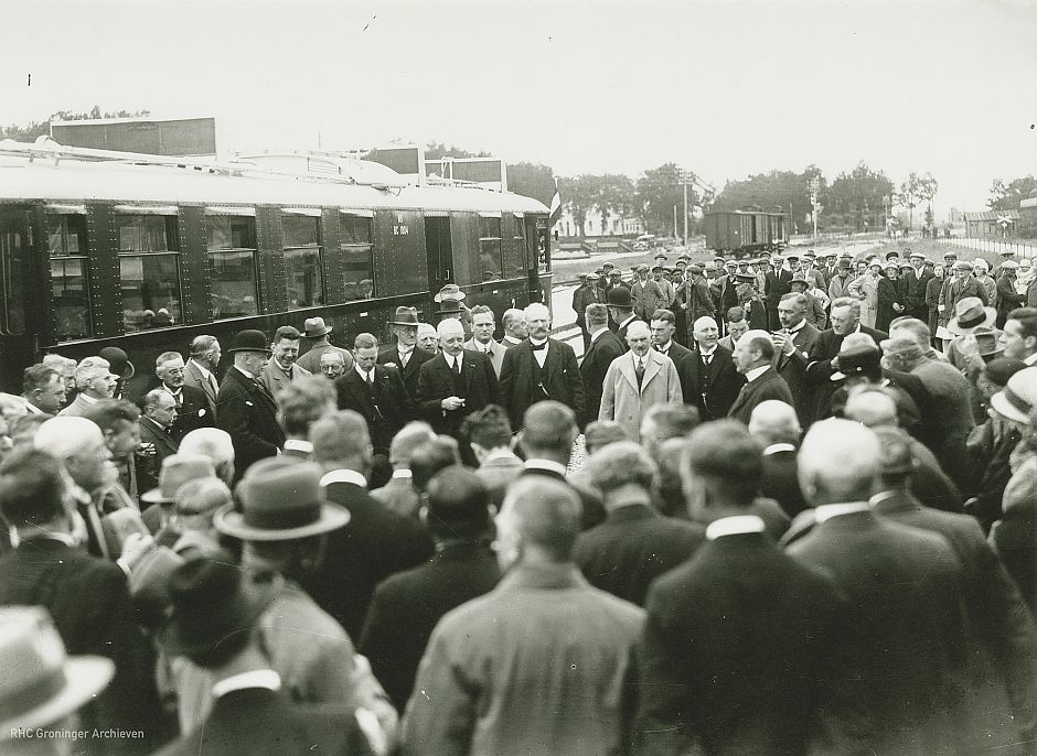 <p>De feestelijke opening van het Woldjerspoor, 26 juni 1929. Het publiek luistert naar een toespraak van Van der Hoop van Slochteren, rechts in de kring, met snor en witte boord. &ndash; Foto: collectie Groninger Archieven</p>
