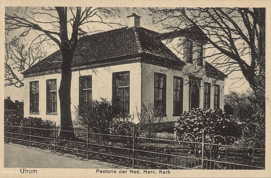 <p>De pastorie in Ulrum waar de familie De Cock woonde. - Ansicht: www.beeldbankgroningen.nl (1986-17768)</p>
