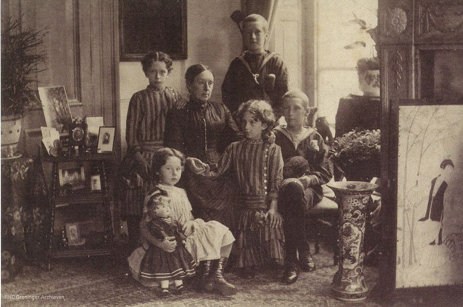 Weduwe Geertruida Thomassen à Thuessink van der Hoop van Slochteren- Ketelaar met haar vijf kinderen -  Foto: Henk de Vries, www.beeldbankgroningen.nl  (1986-15841)