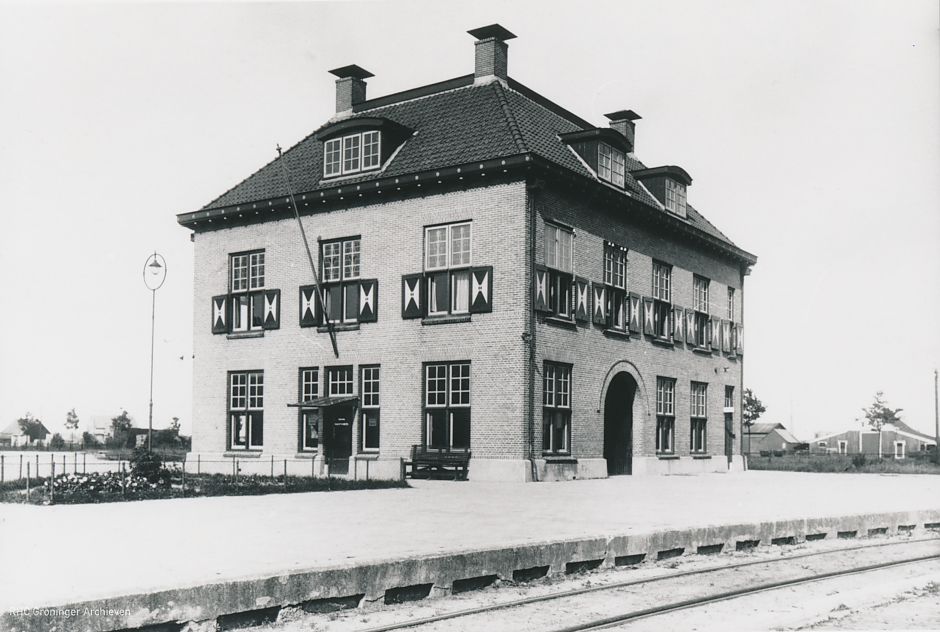 Het hoofdstation van OG in Winschoten aan de Wilhelminasingel, in gebruik genomen in 1922. - Foto: T. Post, Collectie CHC Oldambt, www.beeldbankgroningen.nl (5-0186)