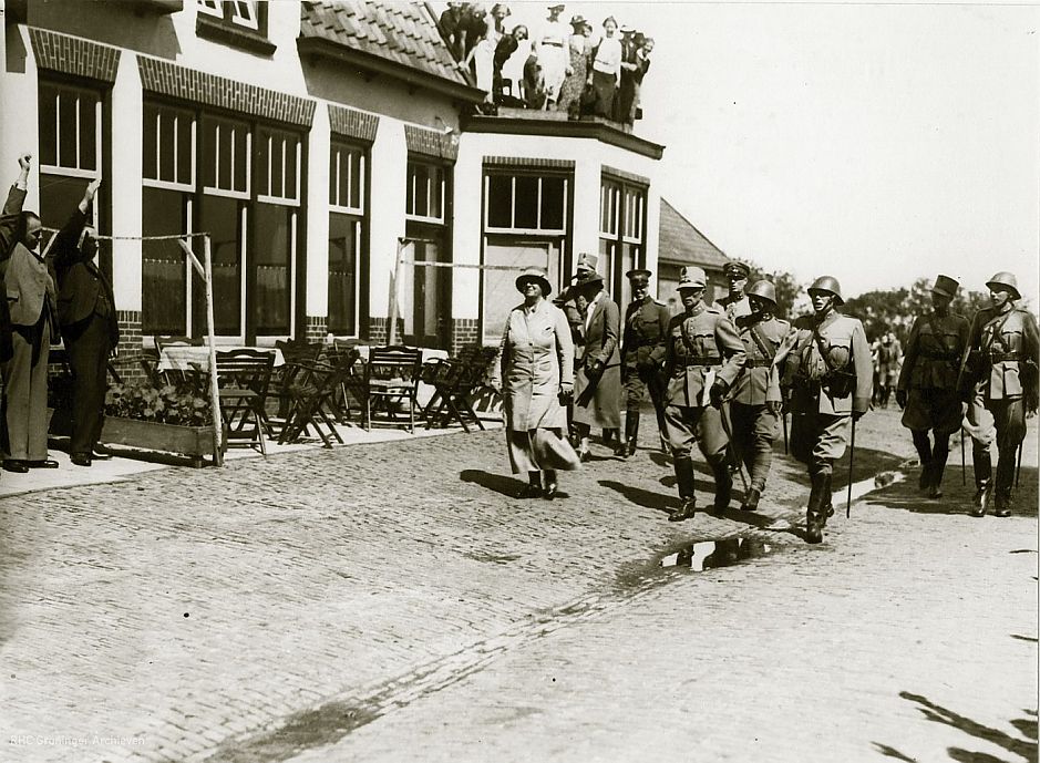 <p>Ter Apel, 22 juni 1939. Koningin Wilhelmina bezoekt haar manschappen. &ndash; Foto: Priv&eacute;archief Rienhart Wolf, Annen.</p>
