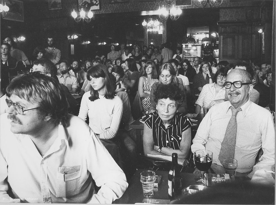 <p>Po&euml;ziefestival &#39;Po&euml;zie rondom Groningen&#39;, 1978.&nbsp;Op de voorgrond v.l.n.r. Gerrit Krol, ?, Hanny Michaelis en J.B. Charles. - Foto:&nbsp;Persfotobureau D. van der Veen, www.beeldbankgroningen.nl</p>
