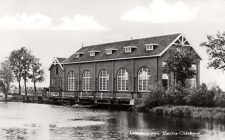 <p>Gemaal De Waterwolf in het eigen waterschap Electra, 1966. - Foto: fotograaf onbekend, Groninger Archieven</p>
