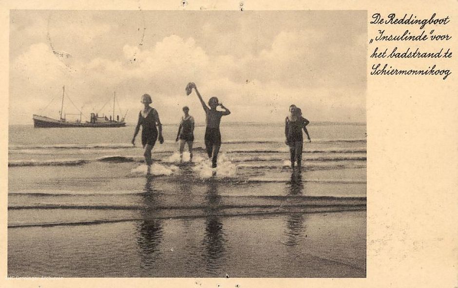 De reddingboot. "Insulinde" voor het badstrand te Schiermonnikoog, ca. 1925. Ansicht: www.beeldbankgroningen.nl (1986-08376)