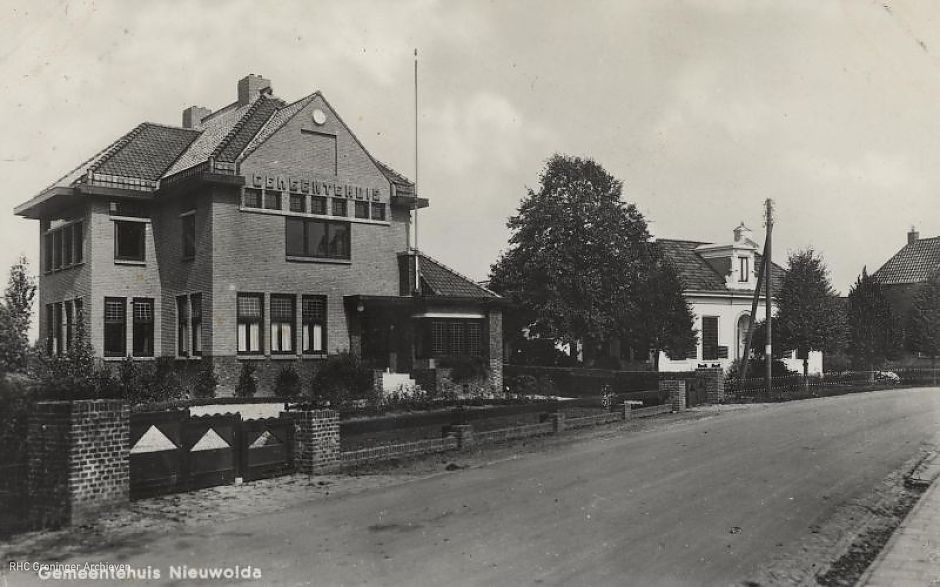 Het gemeentehuis van Nieuwolda in 1945 - Foto: www.beeldbankgroningen.nl (1986-14025)