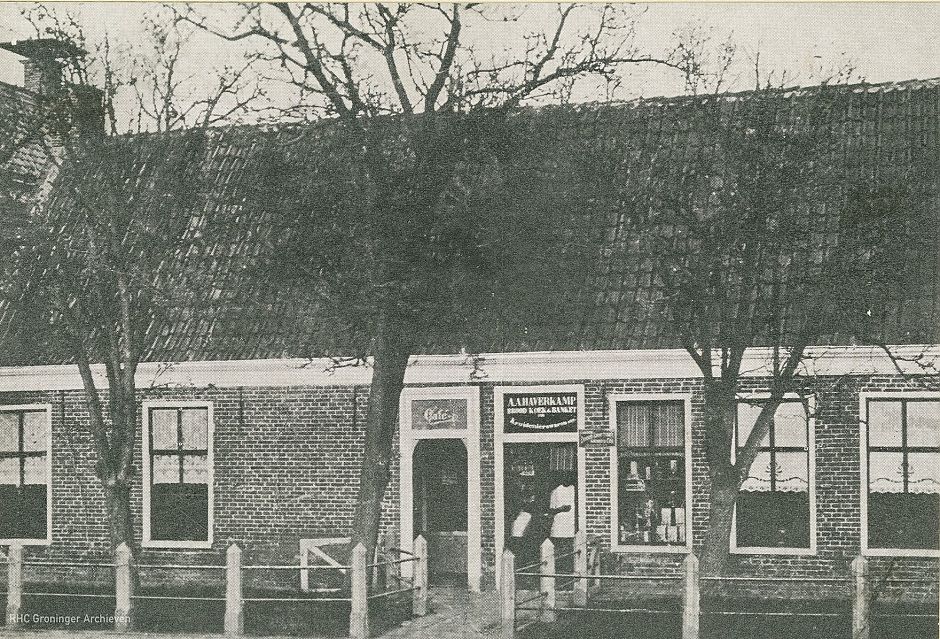 <p>Het huis van de weduwe Koster, ca 1925. - Foto: www.beeldbankgroningen.nl (818_15647)</p>
