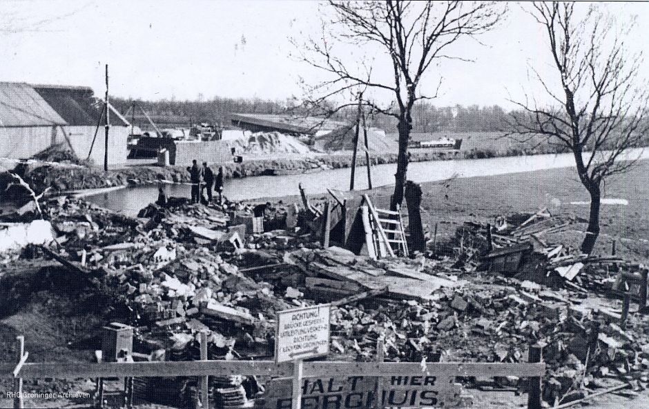 <p>De puinhopen van de winkel van Berghuis op 17 februari 1943, met middenvoor het bord &#39;Halt hier Berghuis&#39;. - Foto: J. Riemersma, Collectie Groninger Archieven</p>
