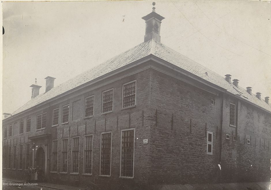 's Hoves Gevangenisse: het Spinhuis in Groningen waar Knoop maandenlang gevangen zat. Foto uit ca. 1899. In 1905 werd deze gevangenis afgebroken. - Foto: www.beeldbankgroningen.nl (1785-08017)