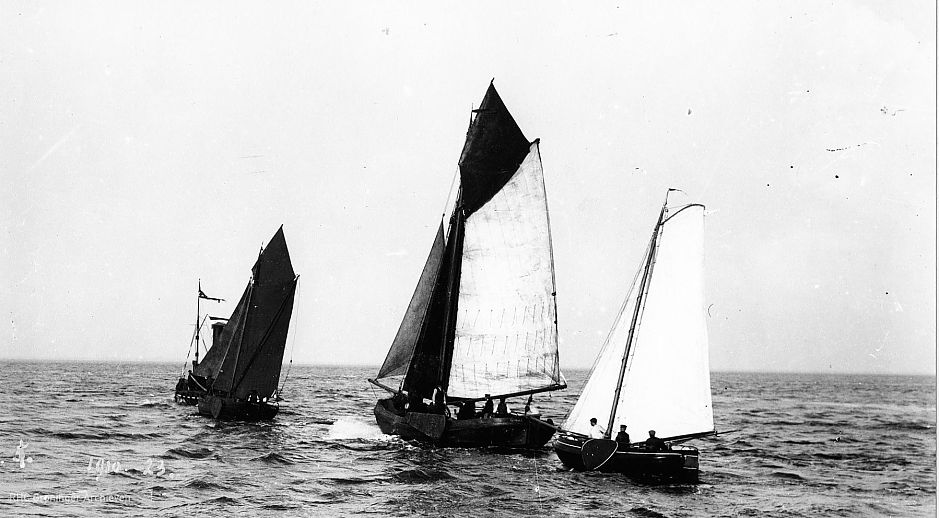 Tjalken op volle zee, ca. 1910 - Foto: P. Kramer, www.beeldbankgroningen.nl (818-2110)