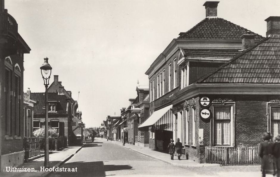 Hoofdstraat, Uithuizen, 1940 - Ansicht: www.beeldbankgroningen.nl (1986-17422)