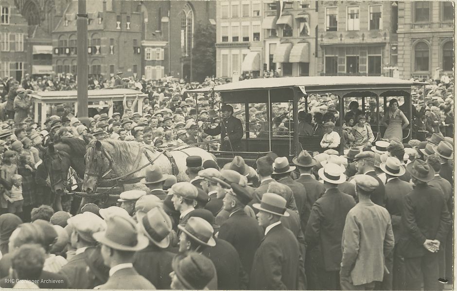 Historische verkeersoptocht op de Grote Markt, Groningen, 1930: paardentram GPE te midden van het publiek - Foto:www.beeldbankgroningen.nl (1785-5556) 