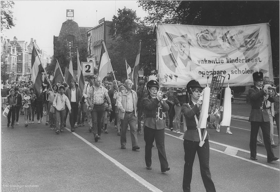 De optocht van het laatste vakantiekinderfeest, op 13 juli 1982. - Foto: Nieuwsblad van het Noorden