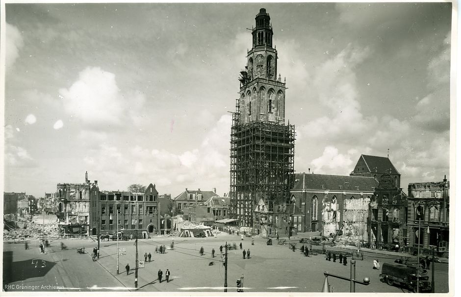 <p>De Martinitoren, in de steigers maar vrijwel ongeschonden,&nbsp;vlak na de bevrijding in 1945. - Foto: P.B. Kramer, collectie Groninger Archieven</p>
