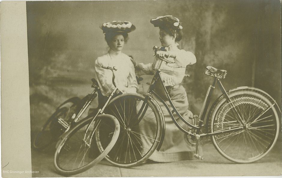 Portret van twee dames met fietsen, ca. 1904-1905. - Foto: Snel-fotografie 'Gruno', www.beeldbankgroningen.nl (2138-0106)