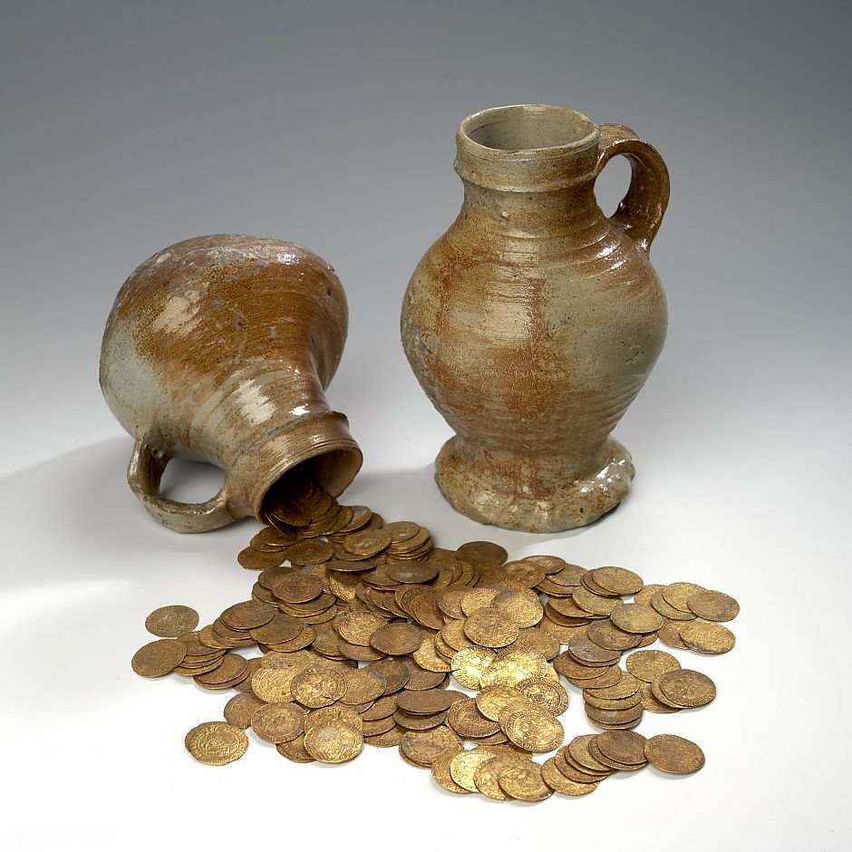 <p>Twee kruiken gevuld met 648 gouden munten, begraven 1528-1548. Gevonden in boerderij Langeveld te Feerwerd. &ndash; Foto: Groninger Museum (met steun Provincie Groningen &amp; Stichting J.B. Scholtenfonds)</p>
