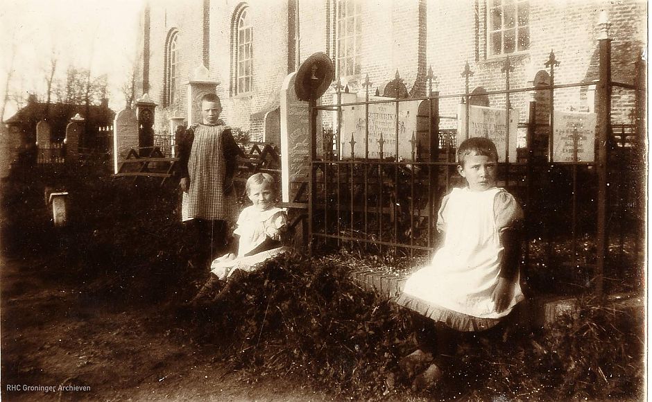 Op het kerkhof - Foto: H.J.L. Kloosterhuis, www.beeldbankgroningen.nl (818-20710)