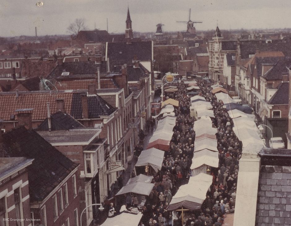De warenmarkt op Adrillen, 1965 - foto: Cultuurhistorisch Centrum Oldambt