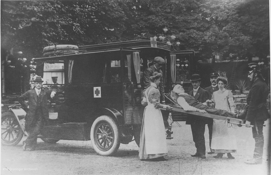 De ambulance van de ENNAM in actie (1925) - Collectie RHC Groninger Archieven (1785-12783).