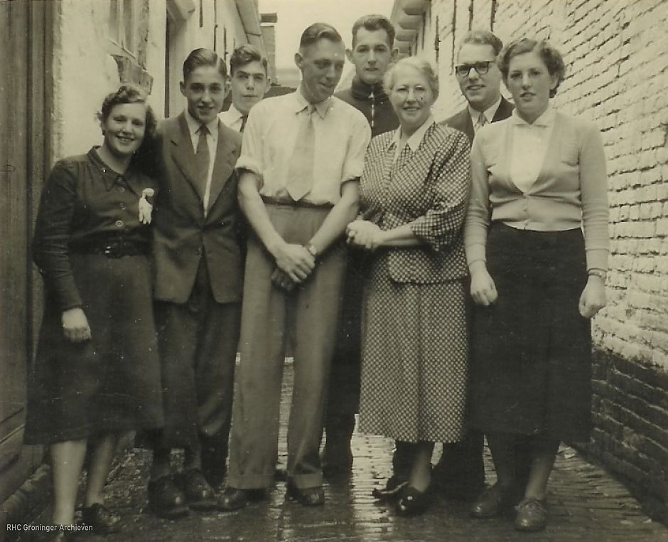 Het gezin van Roelf en Martha Bierling met van links naar rechts Aaf, Jan, Henk, Roelf, Barry, Martha, Anty en Rieks. De foto is genomen in mei 1947. - Foto: familie Bierling