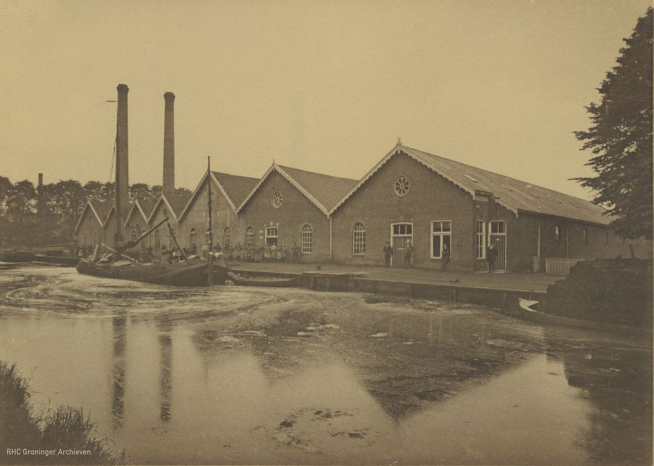 <p>Strokartonfabriek &#39;Union&#39; in Oude Pekela, ca. 1910. - Foto: P.B. Kramer, collectie Groninger Archieven</p>
