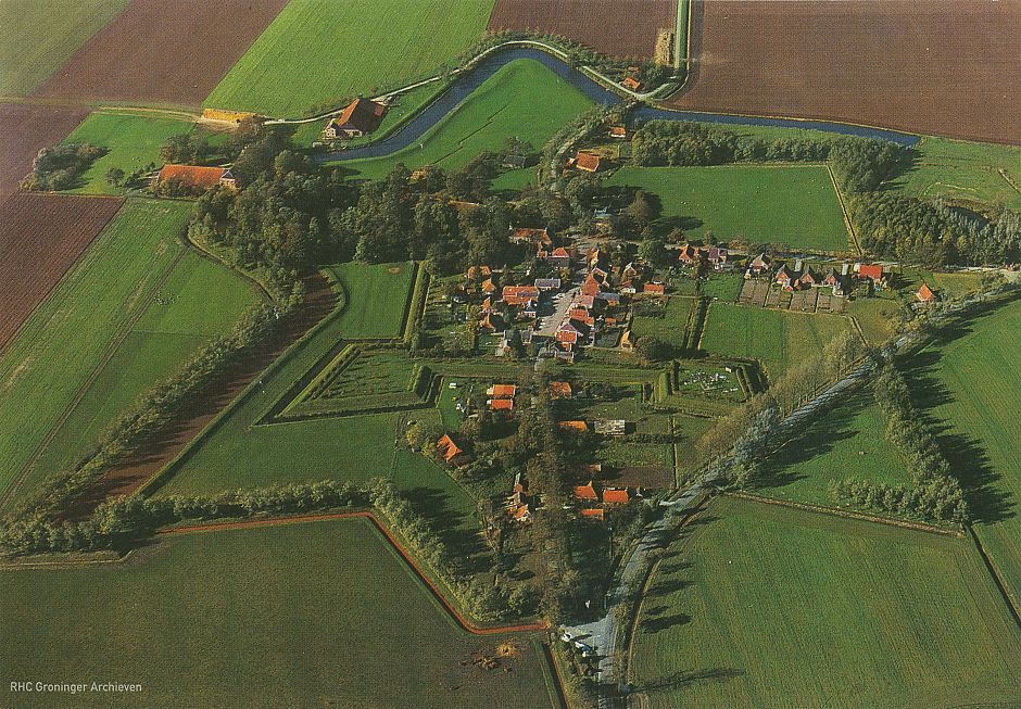 <p>Vesting Oudeschans gezien vanuit de lucht, &nbsp;ca. 1975. - Foto: collectie Groninger Archieven</p>
