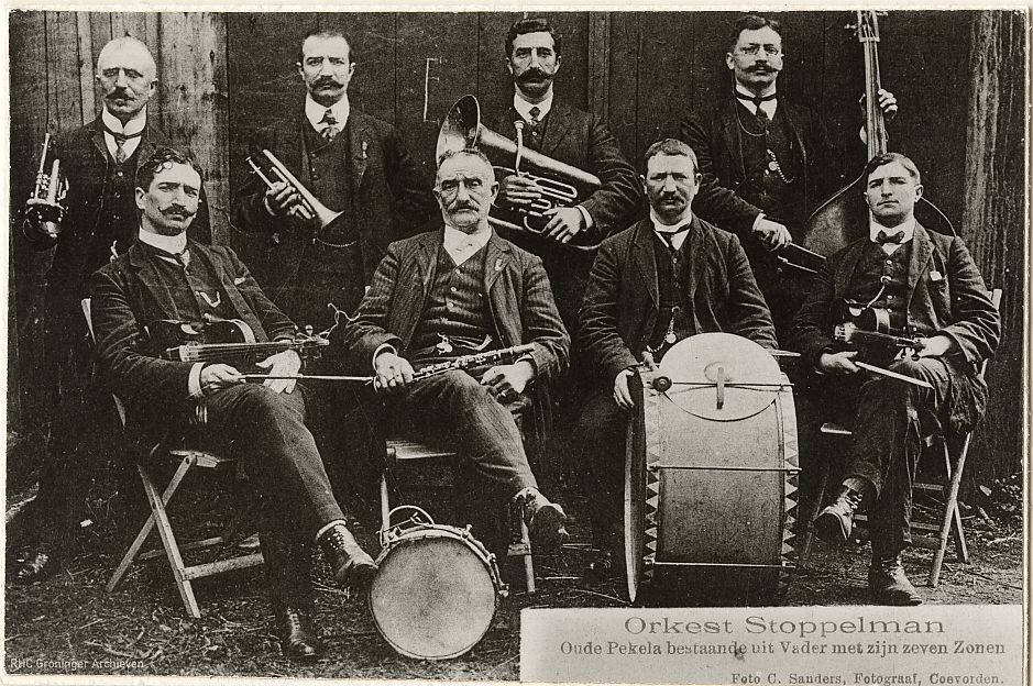 <p>Het orkest Stoppelman, bestaande uit vader Lazarus en zijn zeven zonen. Geen van hen overleefde de Holocaust. &ndash; Foto: collectie Groninger Archieven</p>
