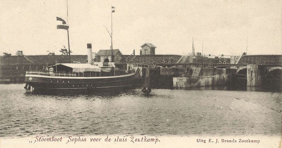 <p>Stoomboot Sophia voor de sluis Zoutkamp, ca. 1903. - Foto: Collectie Groninger Archieven</p>
