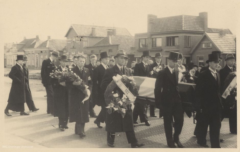<p>De rouwstoet bij de begrafenis van Abel Sanders op 23 april 1945. - Foto: collectie Groninger Archieven</p>

