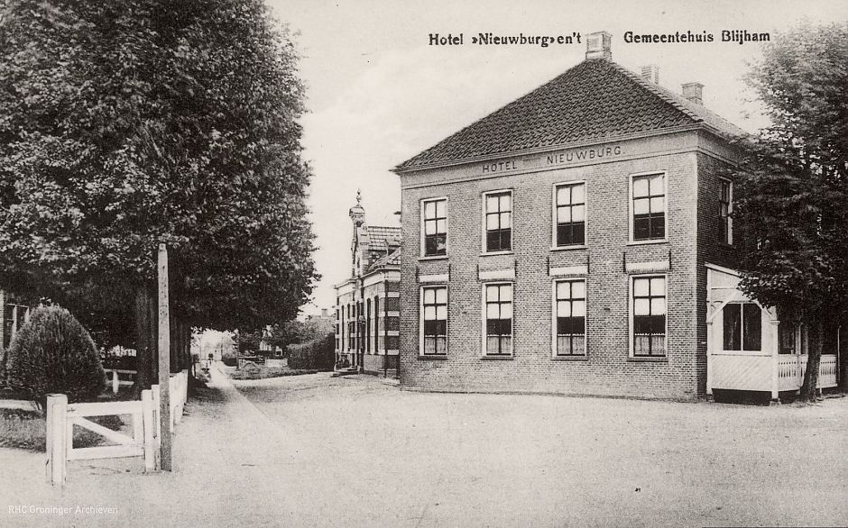 Hotel Nieuwburg en 't gemeentehuis Blijham, ansicht uit ca. 1920. - www.beeldbankgroningen.nl (1986-22034)