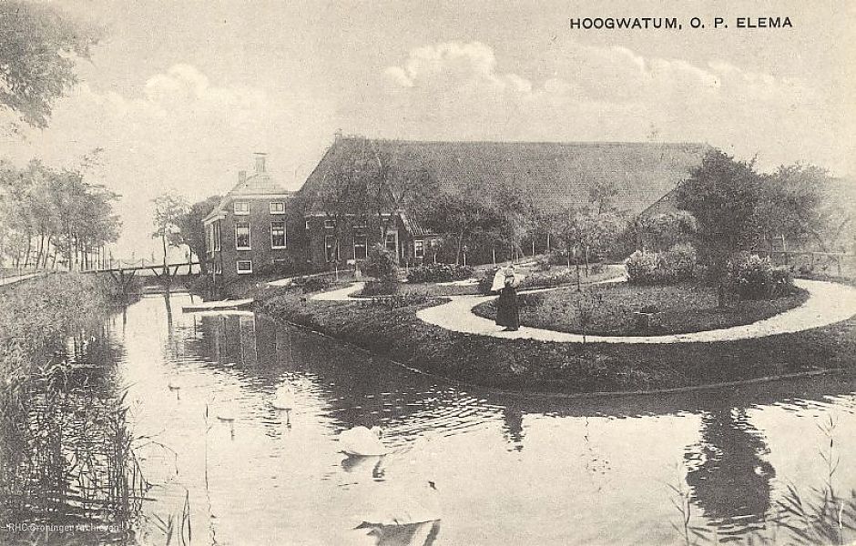 De boerderij Hoogwatum van Elema, afgebrand in 1945. - Ansicht: Foto Kramer, www.beeldbankgroningen.nl (1986-9946)