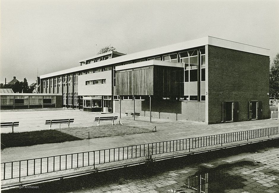 <p>Het schoolplein, ca. 1970. &ndash; Foto: www.beeldbankgroningen.nl (818-13894)</p>
