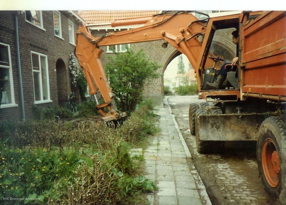 Foto van de graafmachine, waarschijnlijk in 1980, toen de renovatie begon. De tuinen werden als eerste leeggehaald. - Foto: W. Mensinga