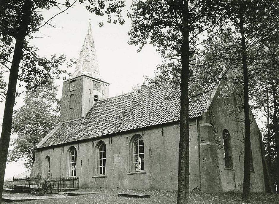 De vervallen kerk in 1973. Foto: M. A. Douma, www.beeldbankgroningen.nl (818-16193)