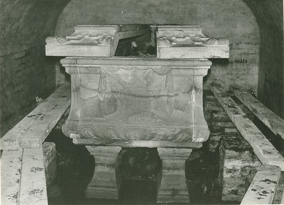 <p>De sarcofaag van de Weense gravin zoals deze in 1970 werd aangetroffen. - Foto: collectie Groninger Archieven</p>
